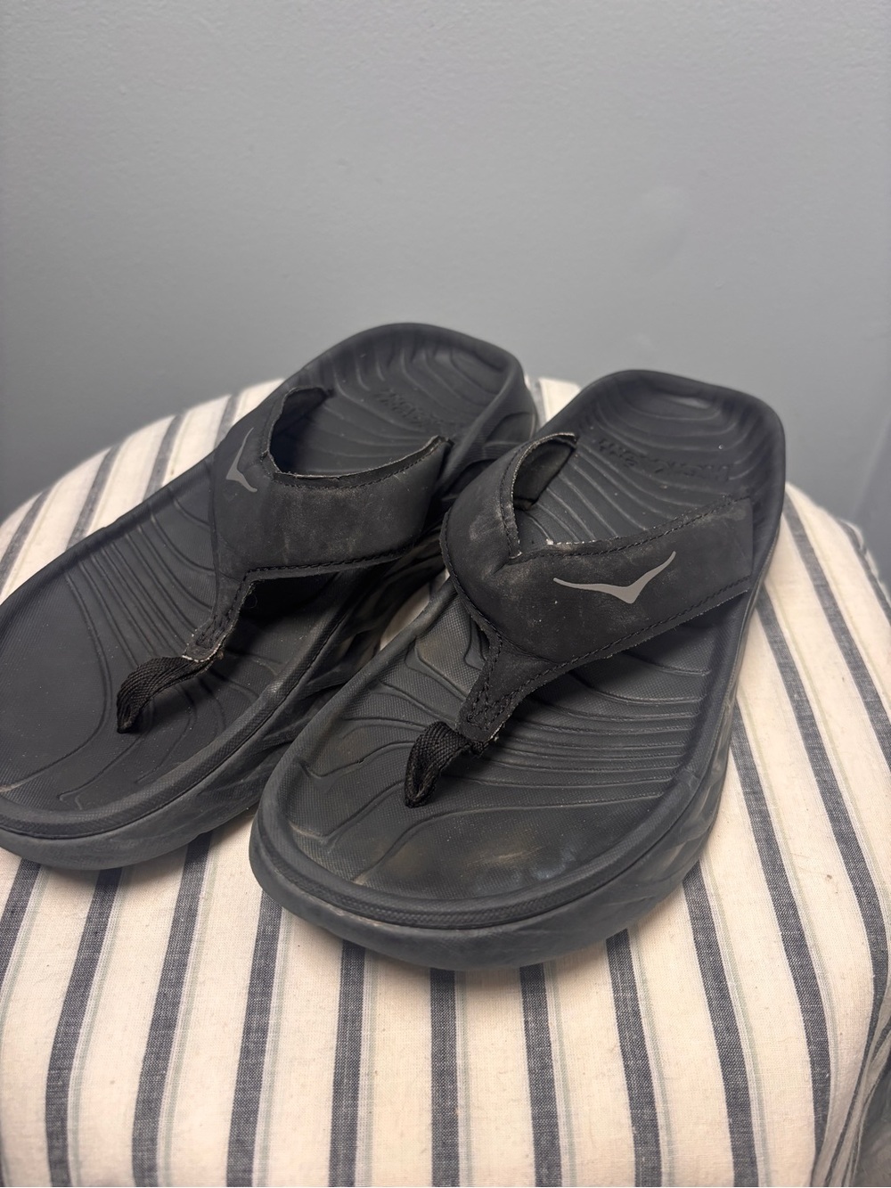 HOKA ONE ONE Ora Recovery Flip Flops Black Thong Sandals women’s size 8